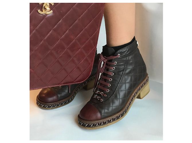 Chanel Kette um Combat Biker Ankle Boots Braun Bordeaux Dunkelbraun - Ansicht 11