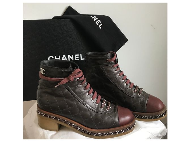 Chanel Kette um Combat Biker Ankle Boots Braun Bordeaux Dunkelbraun - Ansicht 12
