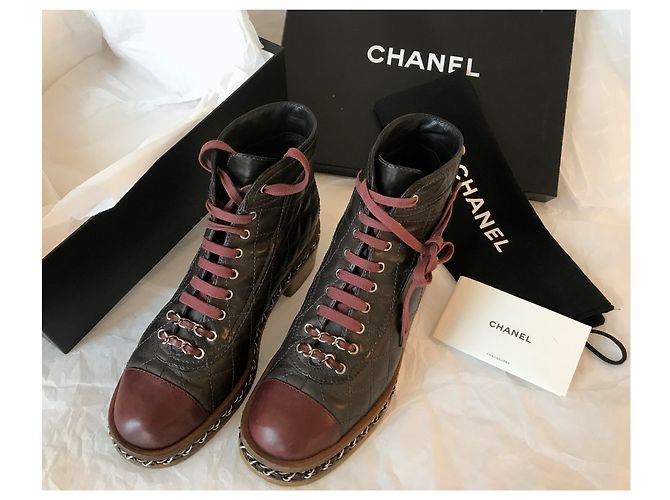 Chanel Kette um Combat Biker Ankle Boots Braun Bordeaux Dunkelbraun - Ansicht 13
