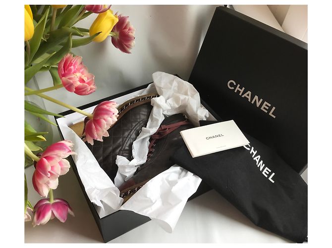 Chanel Kette um Combat Biker Ankle Boots Braun Bordeaux Dunkelbraun - Ansicht 2