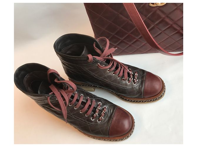 Chanel Kette um Combat Biker Ankle Boots Braun Bordeaux Dunkelbraun - Ansicht 5