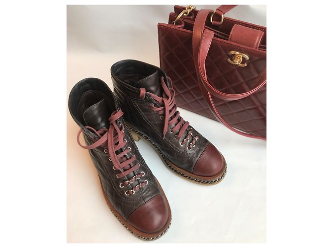 Chanel Kette um Combat Biker Ankle Boots Braun Bordeaux Dunkelbraun - Ansicht 6