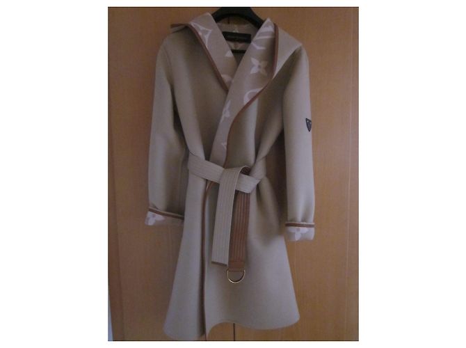 Louis Vuitton Giant Monogram Hooded Wrap Coat Beige - vista 10