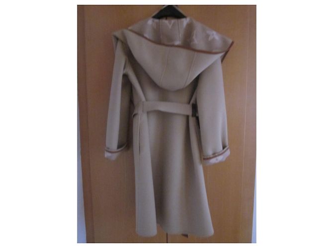 Louis Vuitton Giant Monogram Hooded Wrap Coat Beige - vista 2