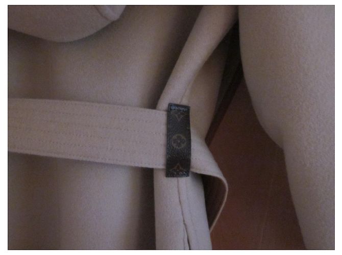 Louis Vuitton Giant Monogram Hooded Wrap Coat Beige - vista 3