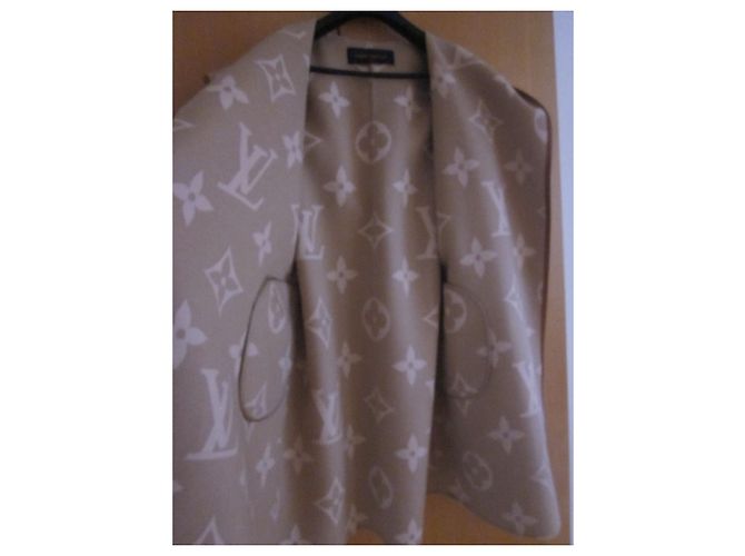 Louis Vuitton Giant Monogram Hooded Wrap Coat Beige - vista 4