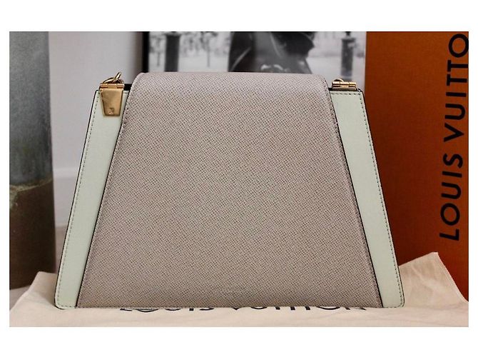 Borsa Louis Vuitton Trapeze in pelle verde scuro - vista 2