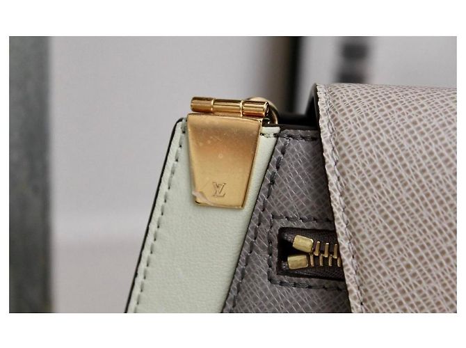 Borsa Louis Vuitton Trapeze in pelle verde scuro - vista 6