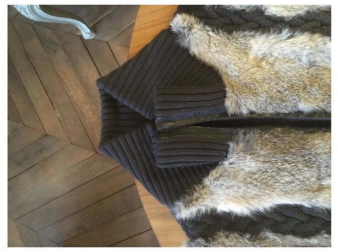 Autre Marque Cárdigan de lana gris antracita con plastrón de piel de conejo - vista 2