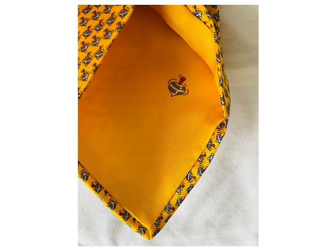 Cravatta Hermès Toupie or not Toupie in seta gialla Giallo - vista 4