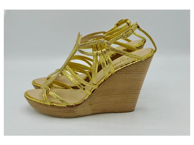 Sandali con zeppa Chanel in pelle di serpente oro D'oro - vista 3