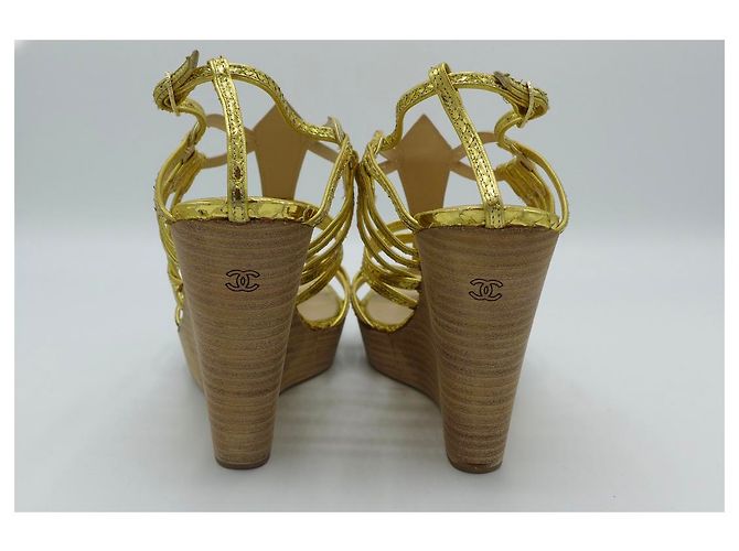 Sandali con zeppa Chanel in pelle di serpente oro D'oro - vista 4