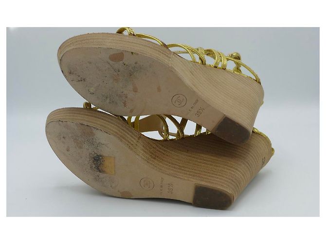 Sandali con zeppa Chanel in pelle di serpente oro D'oro - vista 5
