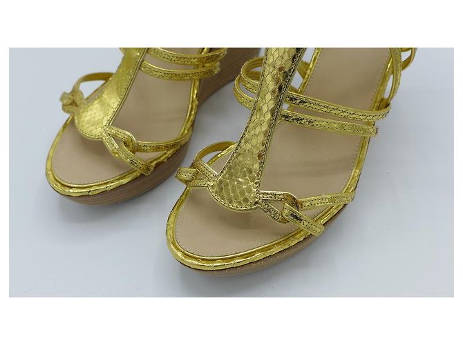 Sandali con zeppa Chanel in pelle di serpente oro D'oro - vista 6