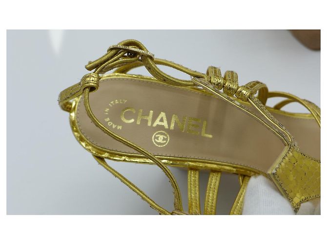 Sandali con zeppa Chanel in pelle di serpente oro D'oro - vista 7