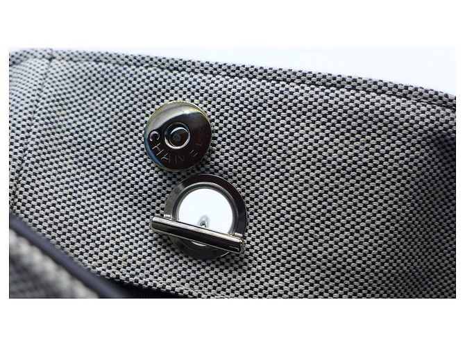 Borsa Chanel Camellia No.5 Grigia in Vernice Grigio - vista 11