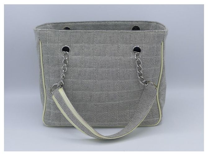 Borsa Chanel Camellia No.5 Grigia in Vernice Grigio - vista 3