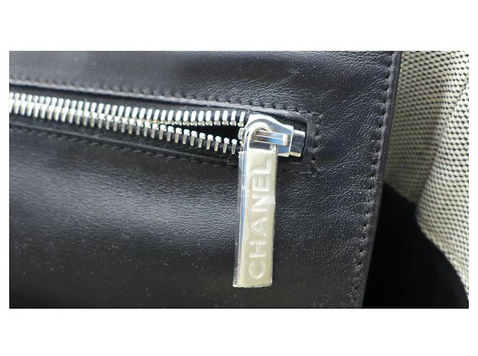 Borsa Chanel Camellia No.5 Grigia in Vernice Grigio - vista 4