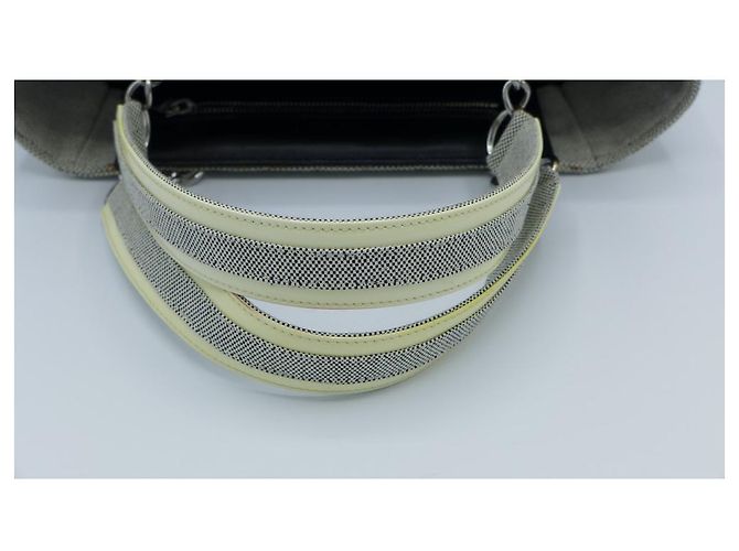 Borsa Chanel Camellia No.5 Grigia in Vernice Grigio - vista 9