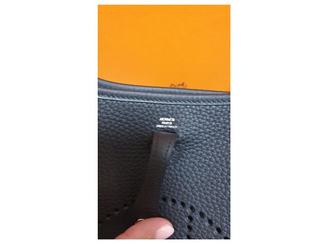 Borsa Hermès Evelyne TPM 16 in pelle Taurillon Clemence nera Nero - vista 4