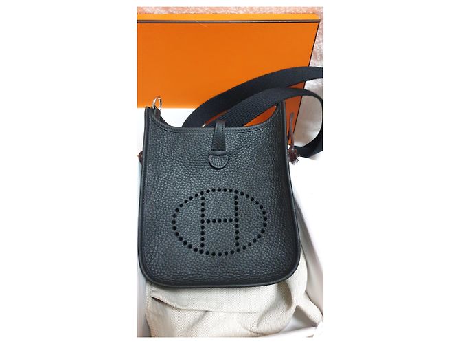 Borsa Hermès Evelyne TPM 16 in pelle Taurillon Clemence nera Nero - vista 5