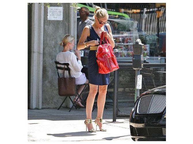 Borsa Yves Saint Laurent YSL Downtown M Rossa in Pelle Vernice - vista 12