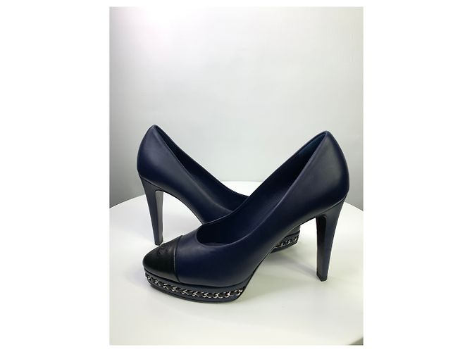 Décolleté Chanel in pelle blu navy taglia 37 - vista 2