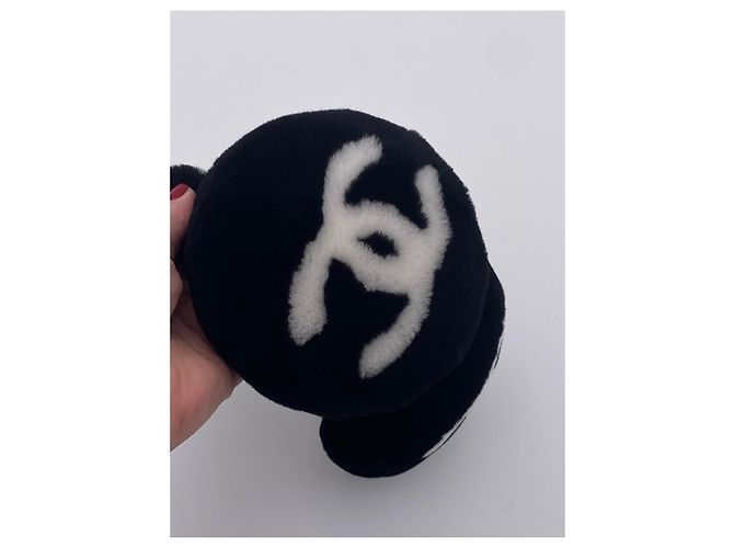 PARAORECCHIE CHANEL CC MOUTON MONTONE PELLICCIA NERA Nero Bianco - vista 2