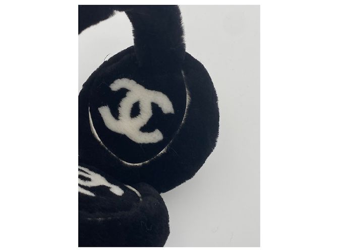 PARAORECCHIE CHANEL CC MOUTON MONTONE PELLICCIA NERA Nero Bianco - vista 3