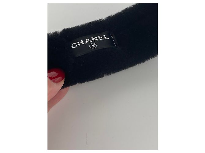 PARAORECCHIE CHANEL CC MOUTON MONTONE PELLICCIA NERA Nero Bianco - vista 4