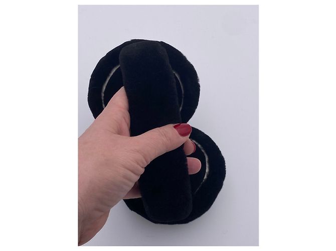PARAORECCHIE CHANEL CC MOUTON MONTONE PELLICCIA NERA Nero Bianco - vista 5