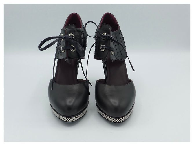 Chanel Binden Sie vordere perforierte Stahlstiefel Schwarz - Ansicht 3