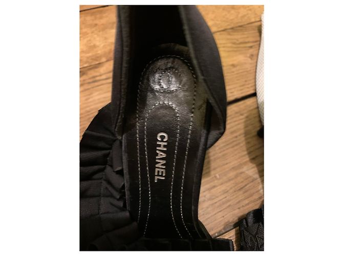 Chanel Satinpumps in Schwarz mit Strassstein - Ansicht 3