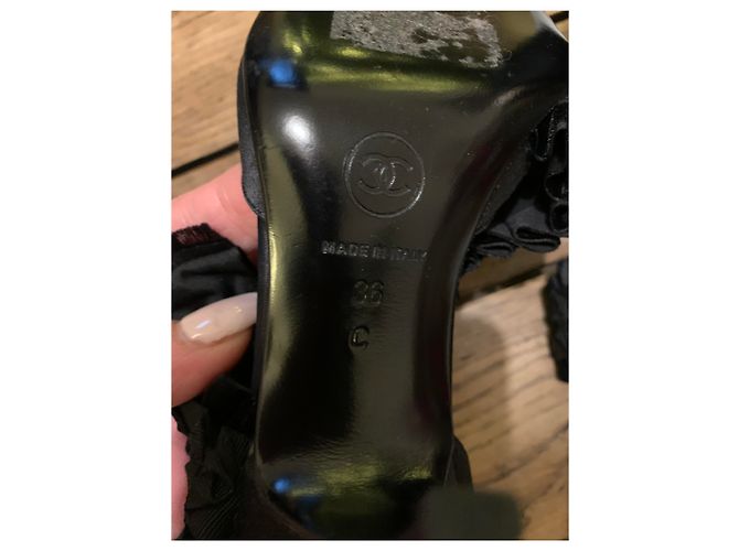 Chanel Satinpumps in Schwarz mit Strassstein - Ansicht 4