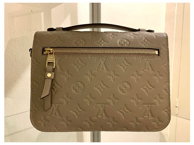 Metis Louis Vuitton Pochette Métis in pelle empreinte Taupe - vista 2