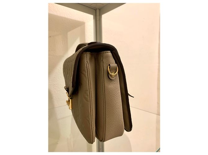 Metis Louis Vuitton Pochette Métis in pelle empreinte Taupe - vista 3
