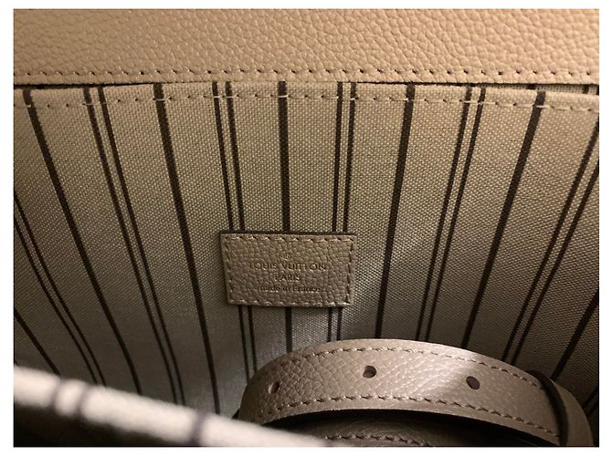 Metis Louis Vuitton Pochette Métis in pelle empreinte Taupe - vista 5