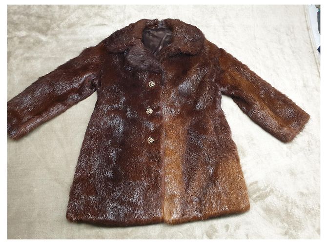 Autre Marque Abrigo de piel de castor marrón con botones de cobre Castaño - vista 11