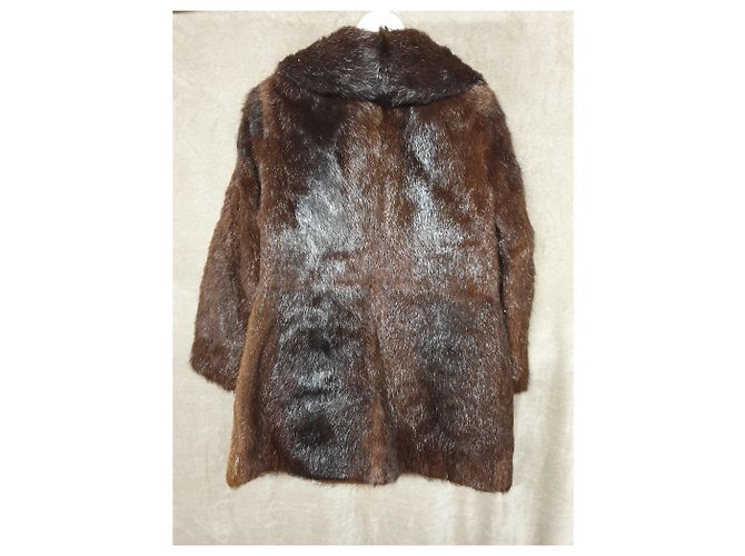 Autre Marque Abrigo de piel de castor marrón con botones de cobre Castaño - vista 2