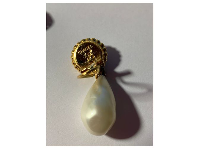 Coco Crush Chanel Splendidi orecchini in metallo placcato oro ,Perle pendenti barocche a forma di oliva: Bianco sporco - vista 2