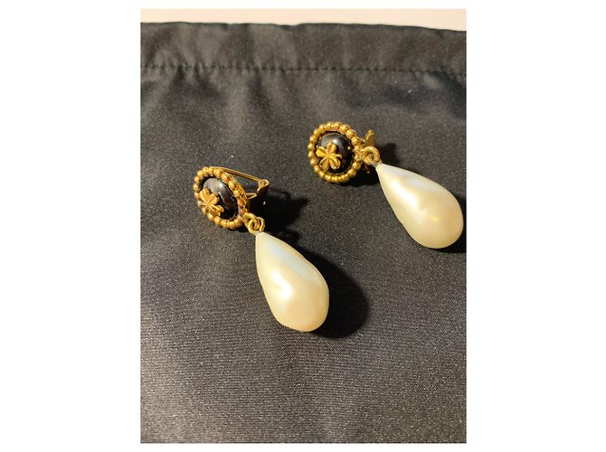 Coco Crush Chanel Splendidi orecchini in metallo placcato oro ,Perle pendenti barocche a forma di oliva: Bianco sporco - vista 3