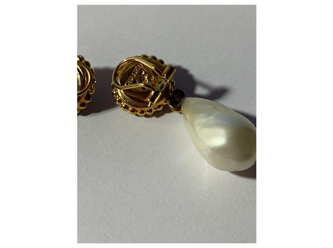 Coco Crush Chanel Splendidi orecchini in metallo placcato oro ,Perle pendenti barocche a forma di oliva: Bianco sporco - vista 4