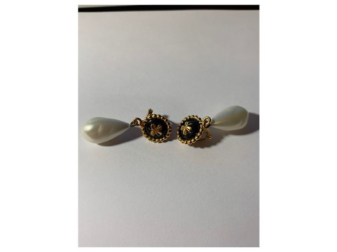 Coco Crush Chanel Splendidi orecchini in metallo placcato oro ,Perle pendenti barocche a forma di oliva: Bianco sporco - vista 5