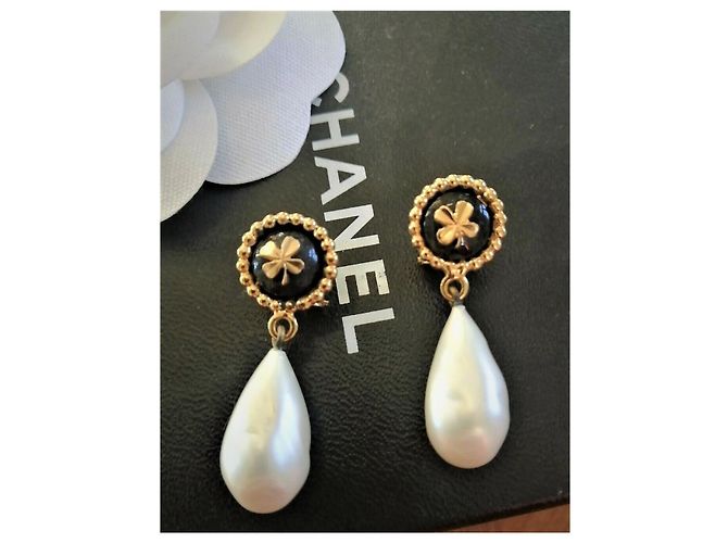 Coco Crush Chanel Splendidi orecchini in metallo placcato oro ,Perle pendenti barocche a forma di oliva: Bianco sporco - vista 6