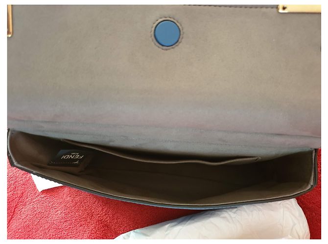 FENDI - Borsa a tracolla FF Baguette foderata in pelle - Logo marrone / pelle blu - vista 5