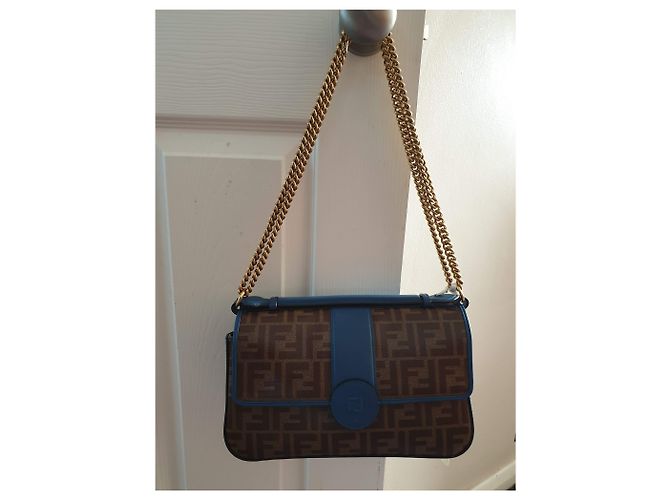 FENDI - Borsa a tracolla FF Baguette foderata in pelle - Logo marrone / pelle blu - vista 7