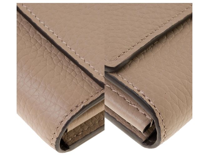Billetera Louis Vuitton Capucines en Pebble Taurillon Beige - vista 9