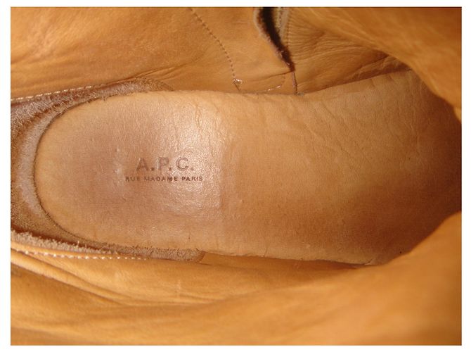 Botas Apc Beige en Cuero Estilo Pony 39 - vista 7