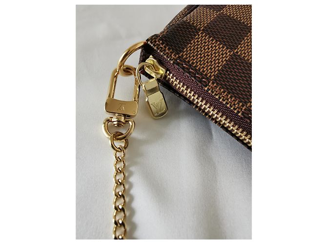 Accesorios Louis Vuitton Mini Pochette Damier Ebene Gold hardware - vista 5