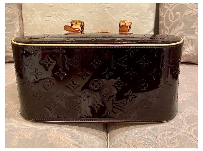 Louis Vuitton Summit Drive in vernice melanzana - vista 2
